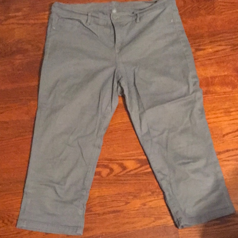 🌟Like New🌟 Women’s Grey crop legging pants Sz 12